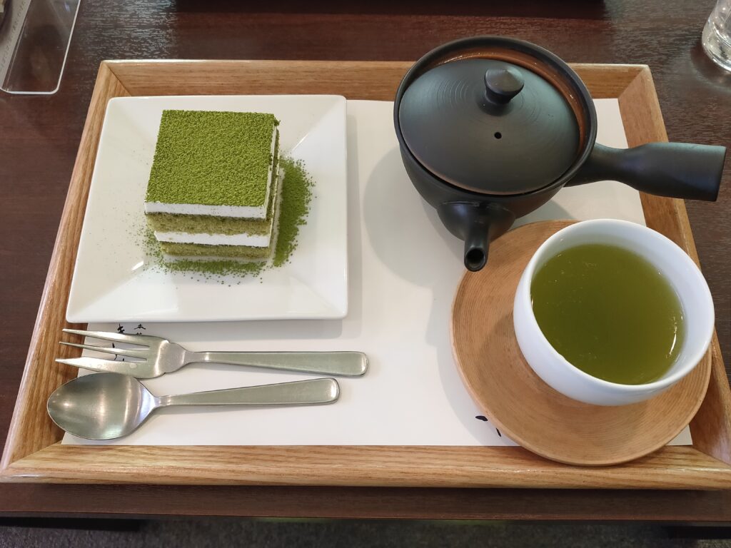 抹茶ティラミスと緑茶セット