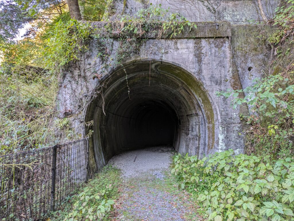 アプトいちしろキャンプ場へのトンネル